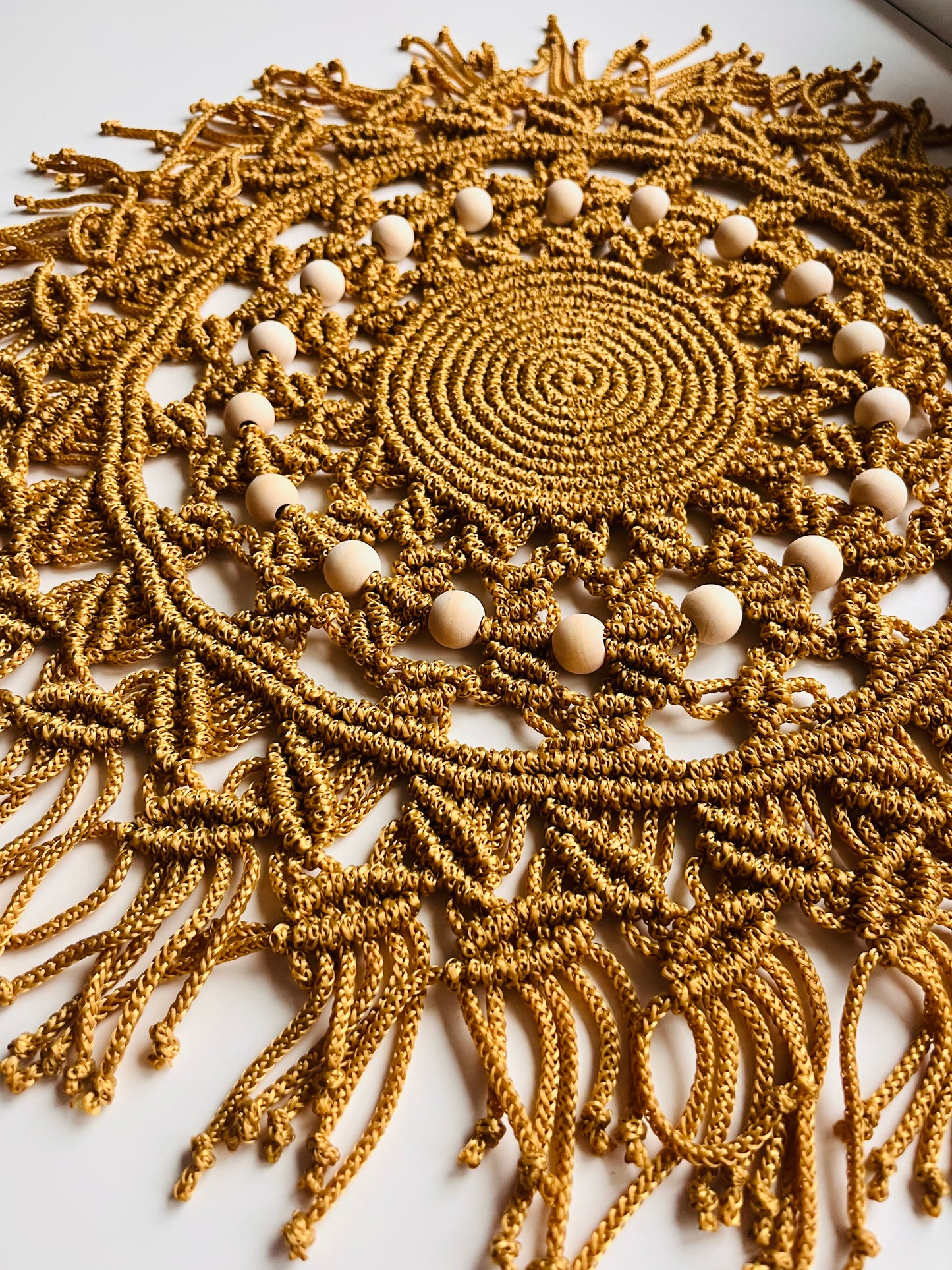 🧡 Rankų darbo makramė stalo padėkliukas „Auksinis Ratas“