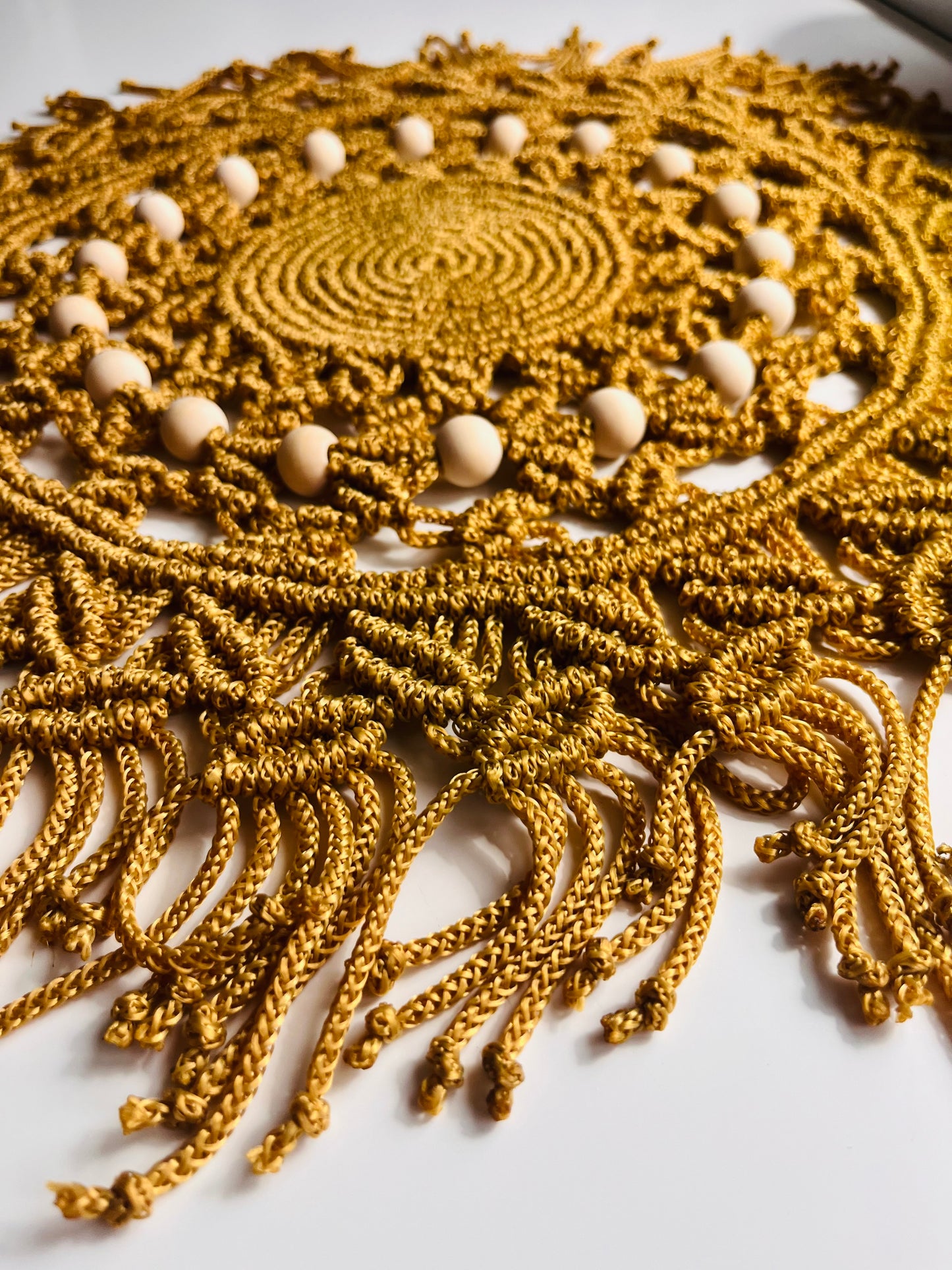 🧡 Rankų darbo makramė stalo padėkliukas „Auksinis Ratas“