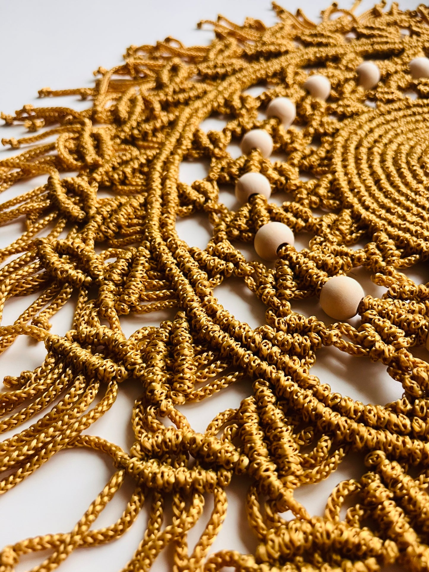 🧡 Rankų darbo makramė stalo padėkliukas „Auksinis Ratas“