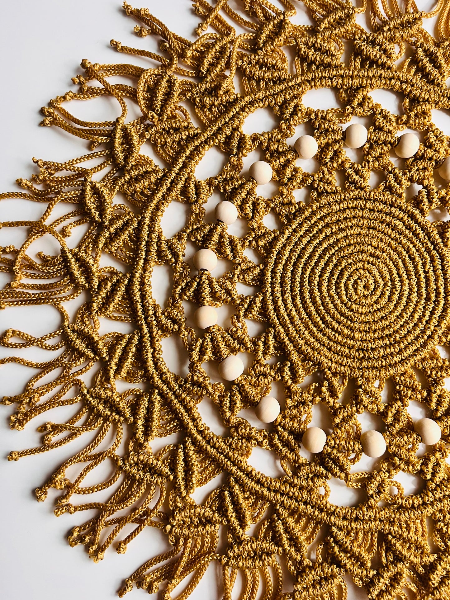 🧡 Rankų darbo makramė stalo padėkliukas „Auksinis Ratas“