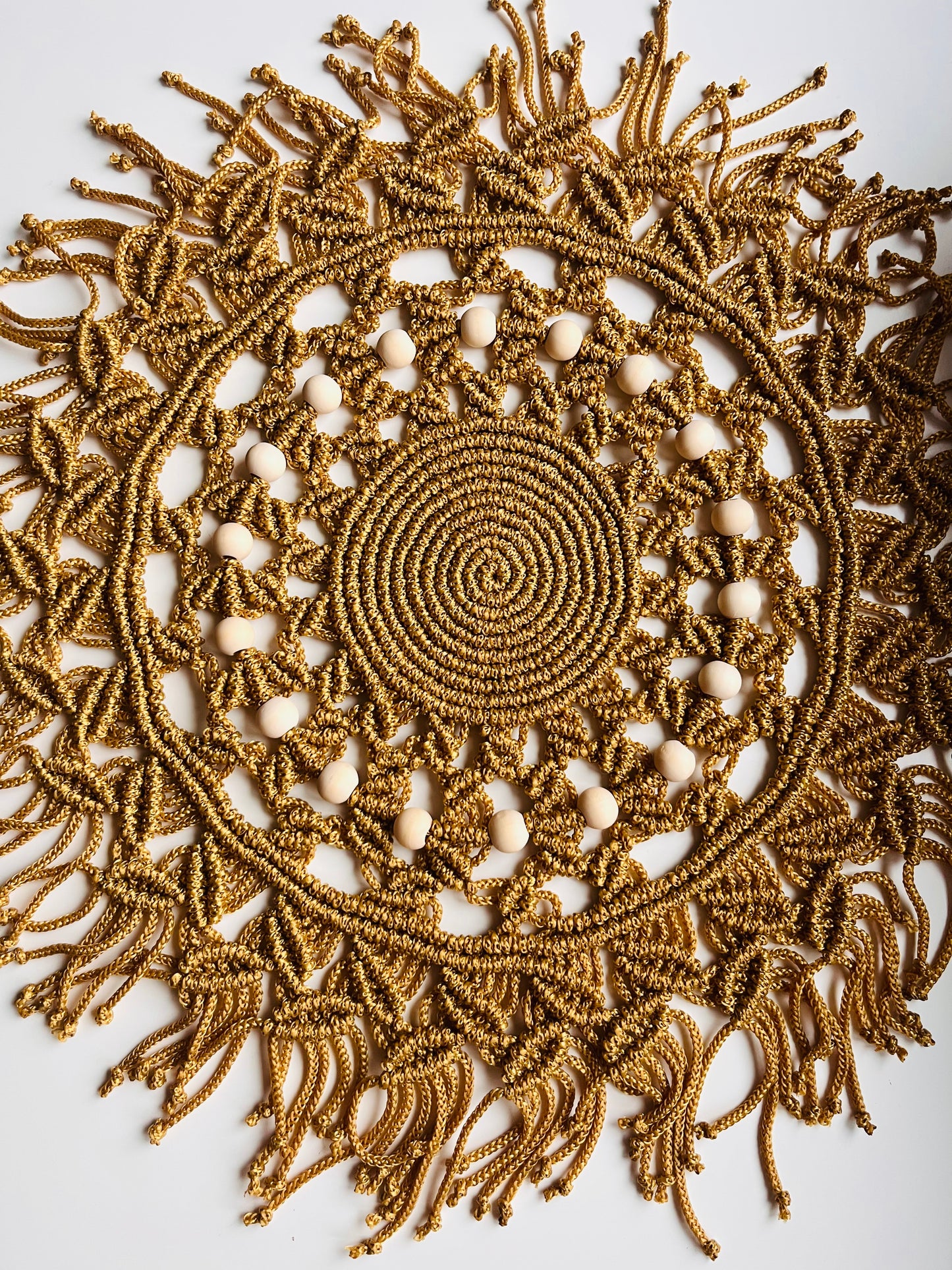 🧡 Rankų darbo makramė stalo padėkliukas „Auksinis Ratas“